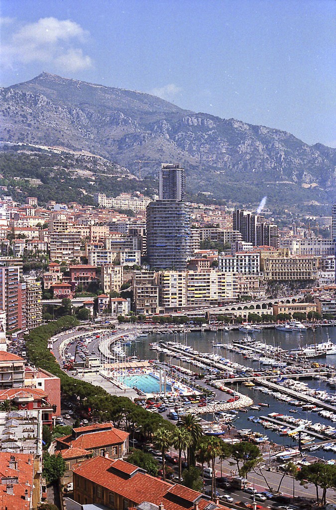 Port Hercule de Monaco und Monte Carlo von Place du Palais aus gesehen. Aufnahme: Juli 1986 (digitalisiertes Negativfoto).