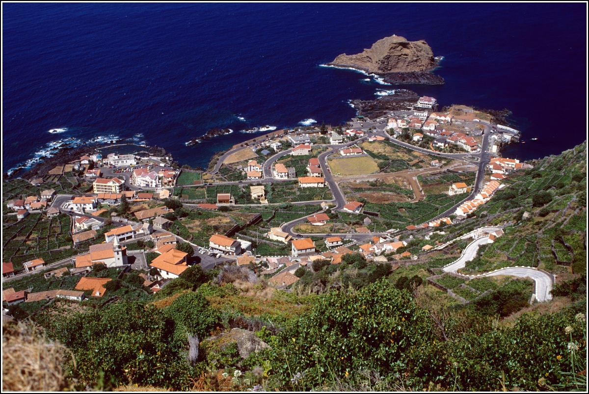 Porto Moniz liegt in der nordwestlichen Ecke von Madeira Staedtefotos.de