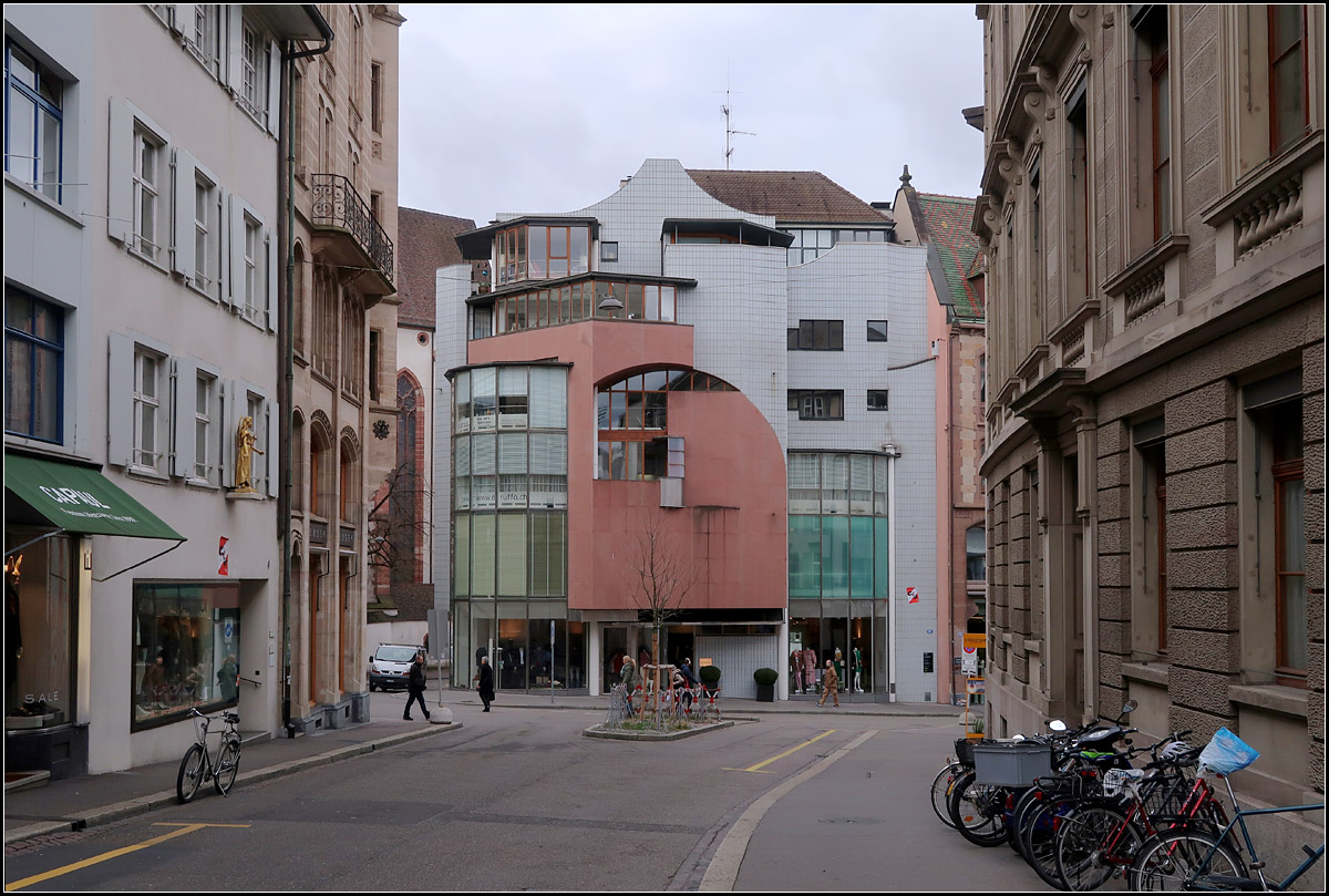 Postmoderne Architektur in Basel -

Vermutlich aus den 1980iger Jahren stammt dieses Gebude in der 'Freie Strae'. Architekt ist mir unbekannt.

08.03.2019 (M)