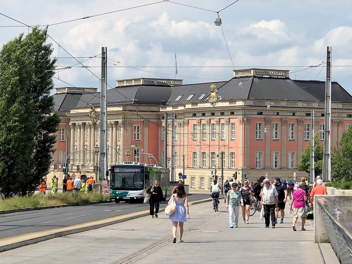 Potsdam, Friedrich-Ebert-Strae an der Havel (Neue Fahrt) gesehen von der langen Brcke am 02. Juli 2020. 