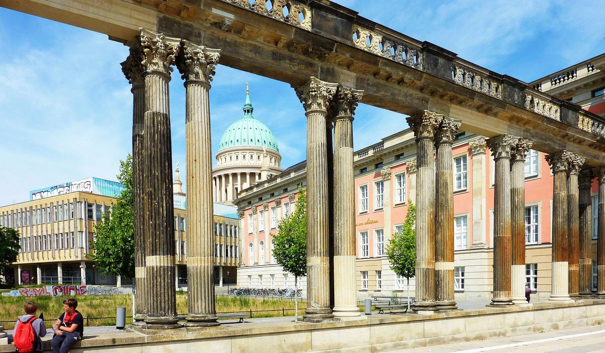 Potsdam im historischen Stadtkern, Juni 2017, Blick durch die Kolonnaden auf den neu erbauten Landtag bzw. das ehemalige Schlo, dahinter die katholische Nikolaikirche und links die zum Abri vorgesehene Fachhochschule.