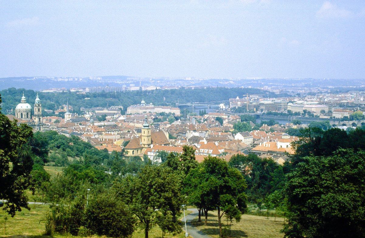 Prag - Blick vom Petřn Richtung Osten. Bild vom Dia. Aufnahme: Juli 1990.