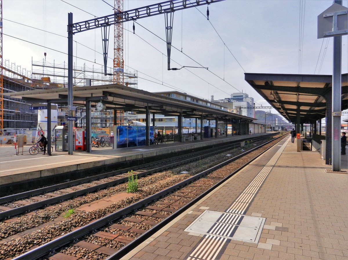Pratteln, Bezirk Liestal, Kanton Basel-Landschaft. Bahnhof, Sicht vom Gleis 2 - 01.04.2014