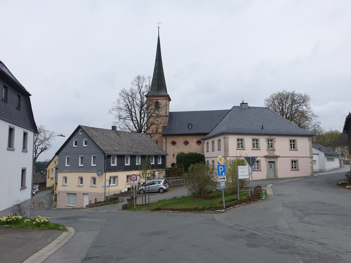Presseck, Ev. Pfarrkirche Hl. Dreifaltigkeit mit Pfarrhaus, Kirche erbaut von 1645 bis 1650 (15.04.2017)