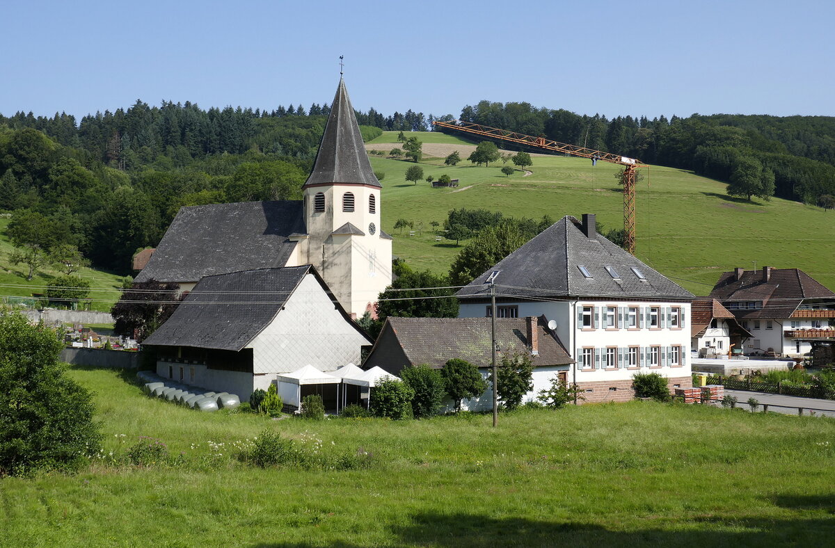 Prinzbach im mttleren Schwarzwald, Blick auf den Ort mit der Kirche St.Mauritius, Juli 2021