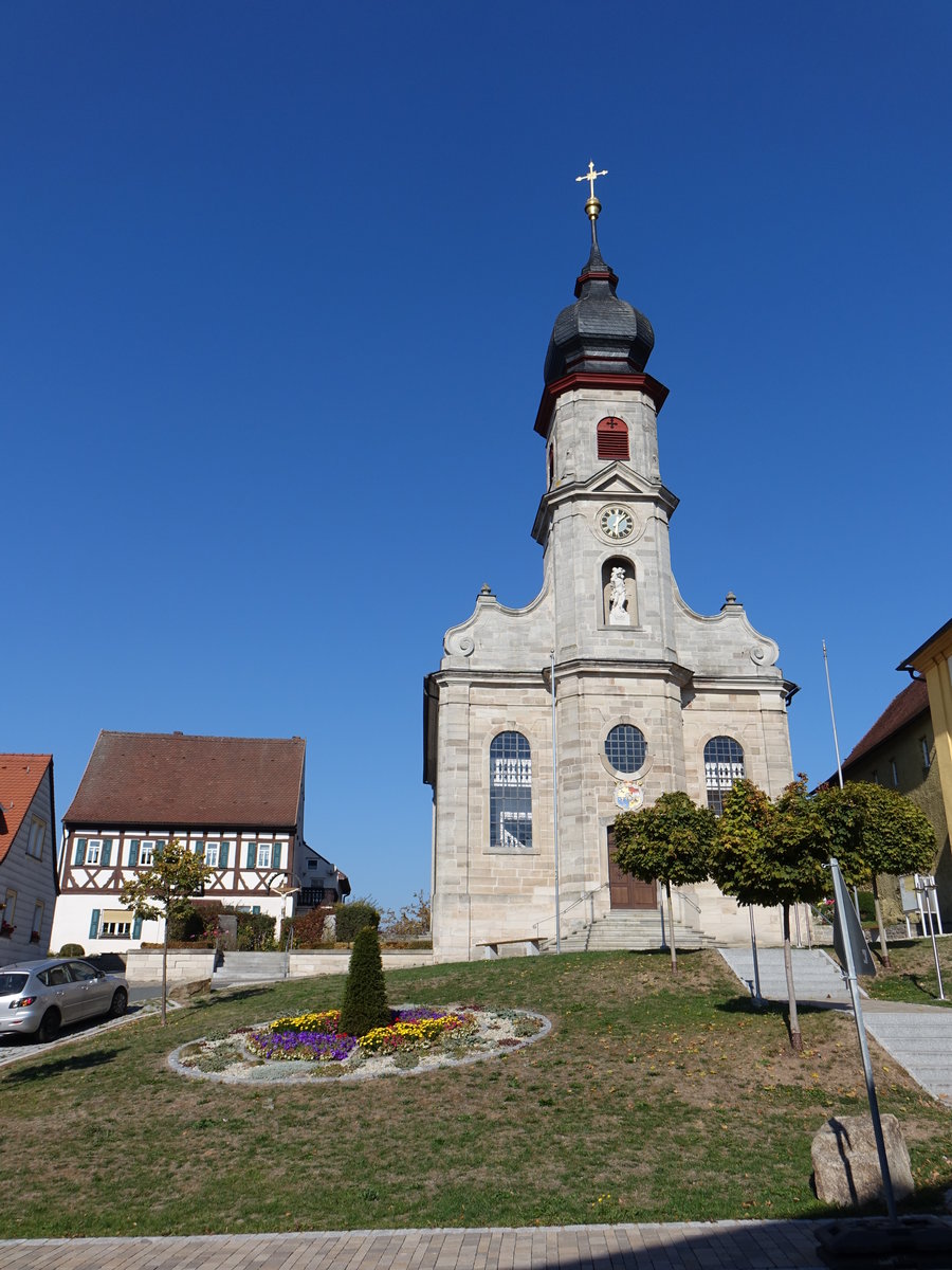 Prlsdorf, kath. Pfarrkirche St.  Sebastian, Saalbau mit eingezogenem Chor, Walmdach und Turmfassade mit Zwiebelhaube, erbaut von 1764 bis 1766 von Johann Michael Fischer (14.08.2018)