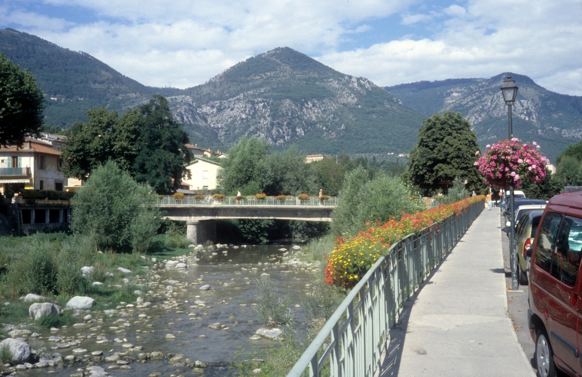 Provence-Alpes-Cte d'Azur / Dpartement Alpes-Maritimes: Der Fluss Bvra fliesst durch die kleine Stadt Sospel. Aufnahmedatum: August 2005.