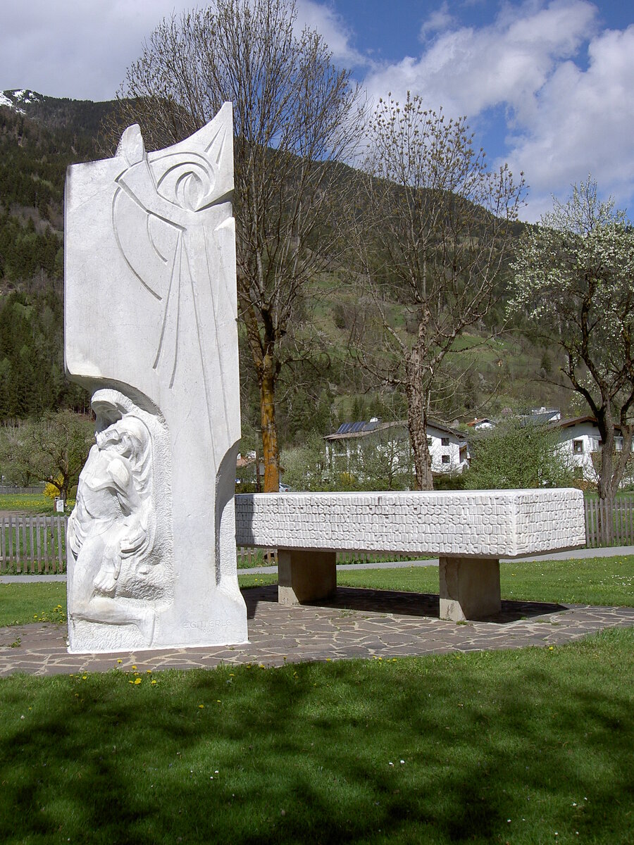 Prutz, Kriegerdenkmal. Hohe Skulptur aus Carrara-Marmor mit Pieta und danebenstehendem Opfertisch, Bildhauers Engelbert Gitterle von 1968 (28.04.2013)