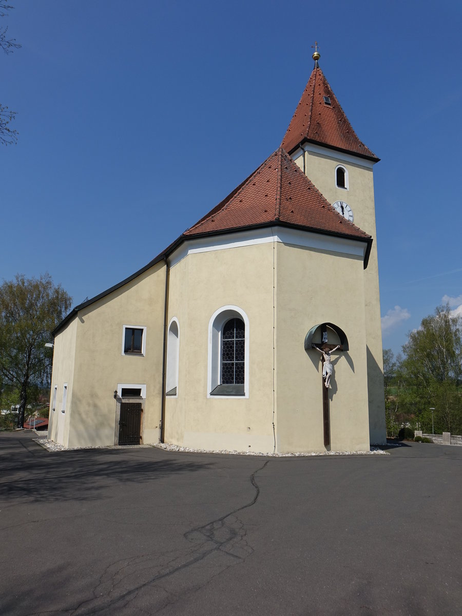 Pullenreuth, Katholische Pfarrkirche St. Martin, verputzter Massivbau mit eingezogenem, dreiseitig geschlossenem Chor und Turm mit Zeltdach, erbaut von 1749 bis 1751 durch Georg Diller (22.04.2018)