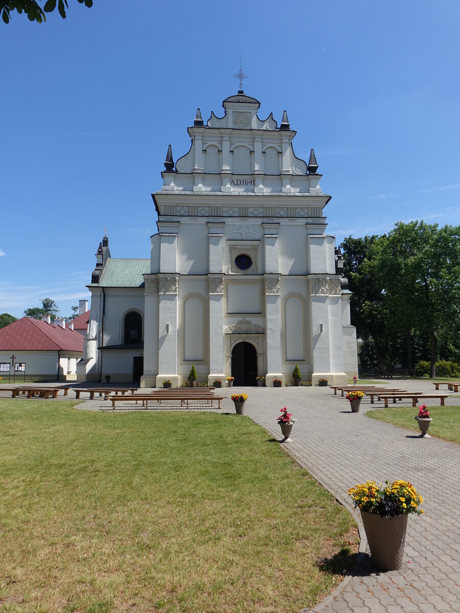 Radzyn Podlaski, Dreifaltigkeitskirche in der Jana Pawla II. Strae, erbaut von 1641 bis 1644 (15.06.2021)