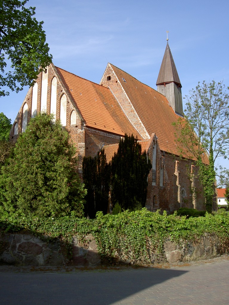 Rambin, gotische Backsteinkirche St. Johannes, erbaut im 14. Jahrhundert (20.05.2012)