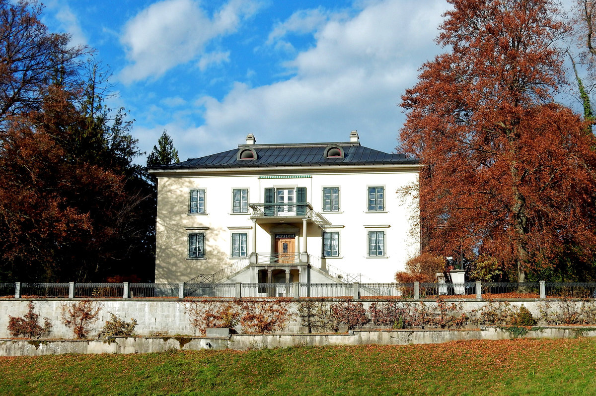 Rapperswil-Jona, Villa Grnfels, 1822 in strengem klassizistischen Stil erbaut. Ehemalige Fabrikantenvilla der Spinnerei Brndlin in Jona - 09.11.2015