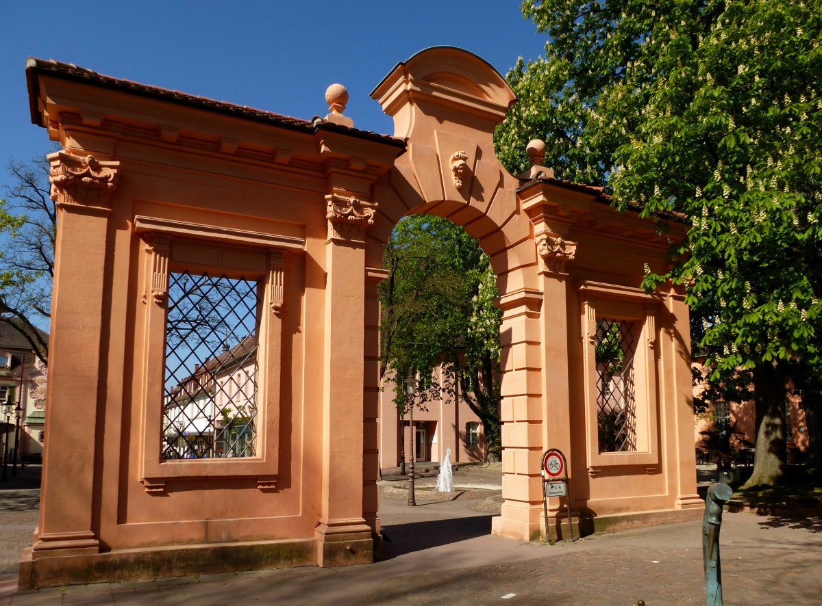 Rastatt in Baden, das 1705 erbaute Museumstor ist der Eingang zum Schlopark, April 2015