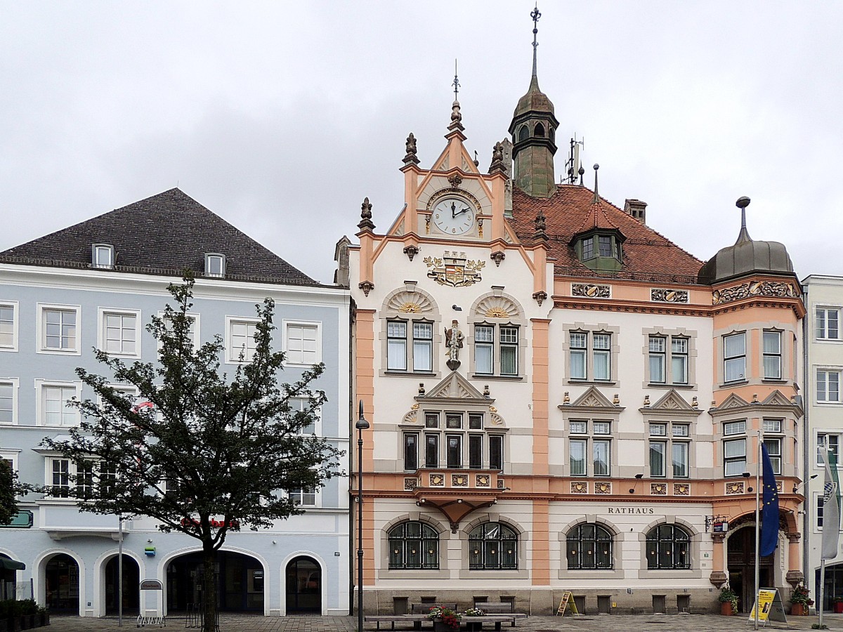 Rathaus von Braunau, mit der Figur von Hans Staininger, sechsmaliger Stadthauptmann dieser Bezirkstadt, welcher einen rund zwei Meter langen Bart als Zierde verweisen konnte; 140831