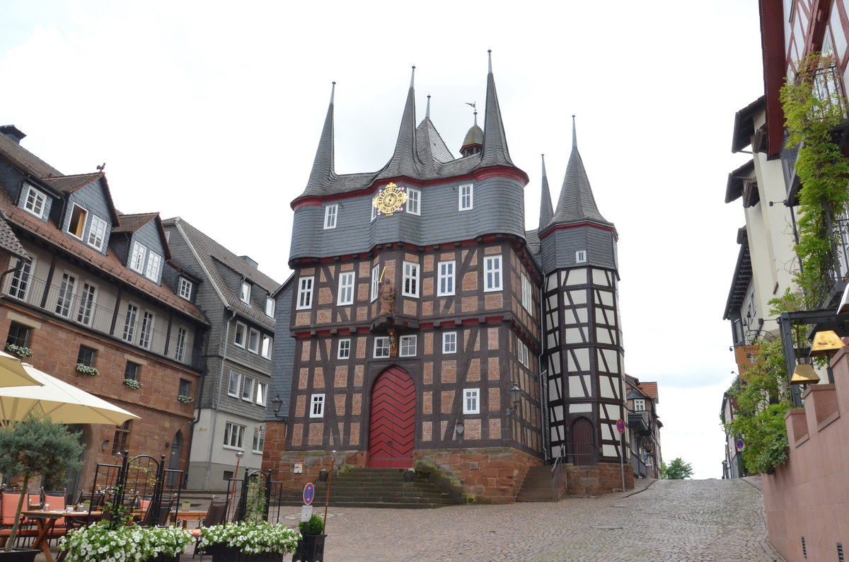 Rathaus von Frankenberg / Eder, das Zehntrmige sptgotische Fachwerkrathaus zwischen Ober .- und Untermarkt entstand in den Jahren 1509 – 1513. Ein Blick vom Untermarkt.  Am 11.07.2017.         