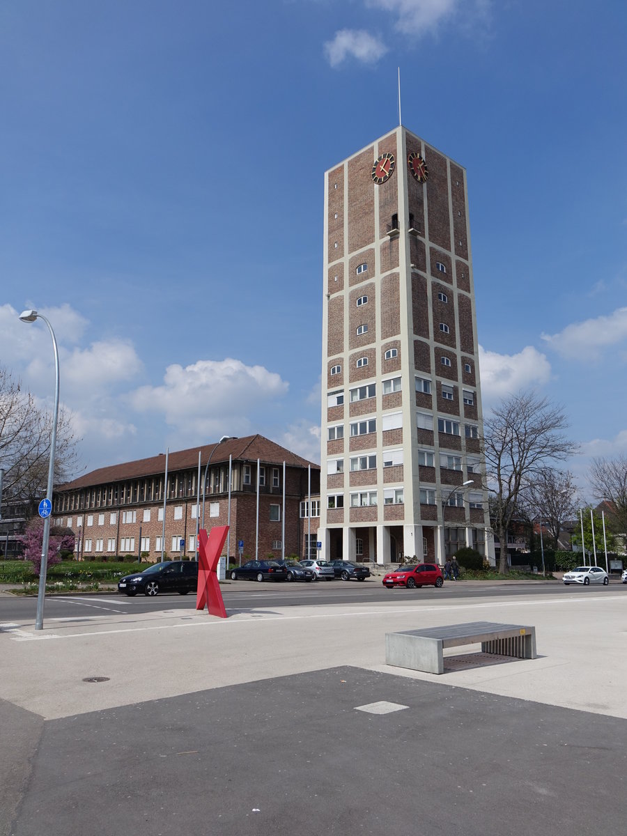 Rathaus von Kornwestheim, erbaut von 1933 bis 1935, der Rathausturm dient gleichzeitig als Wasserturm (10.04.2016)