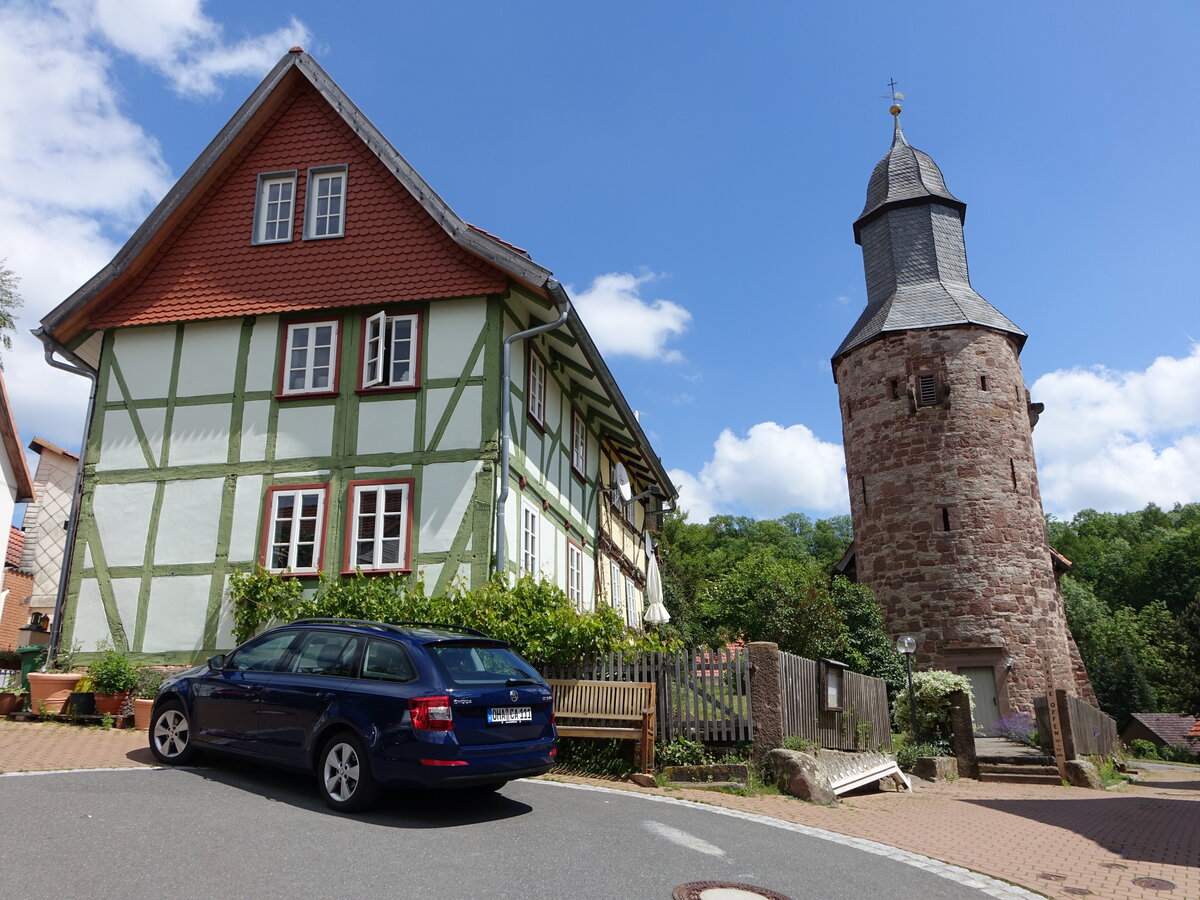 Reckershausen, Fachwerkhaus und kleine Wehrkirche in der Strae Auf der Reihe, Saalkirche aus dem 15. Jahrhundert (02.06.2022)