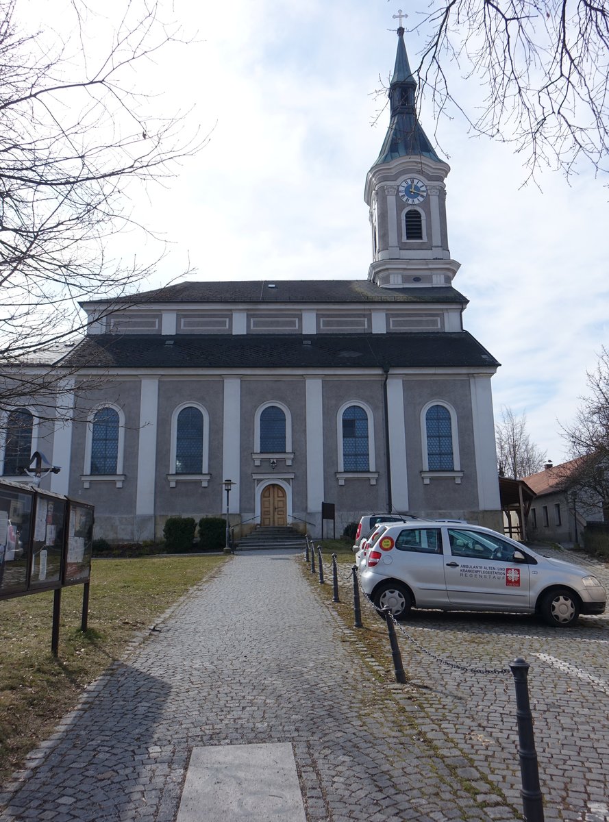 Regenstauf, Pfarrkirche St. Jakobus, dreischiffige Staffelhalle mit Fuwalm- und aufgestndertem Mittelschiffdach, mittlerem Westturm mit Zwiebelhaube, erbaut von 1849 bis 1850 (25.03.2018)