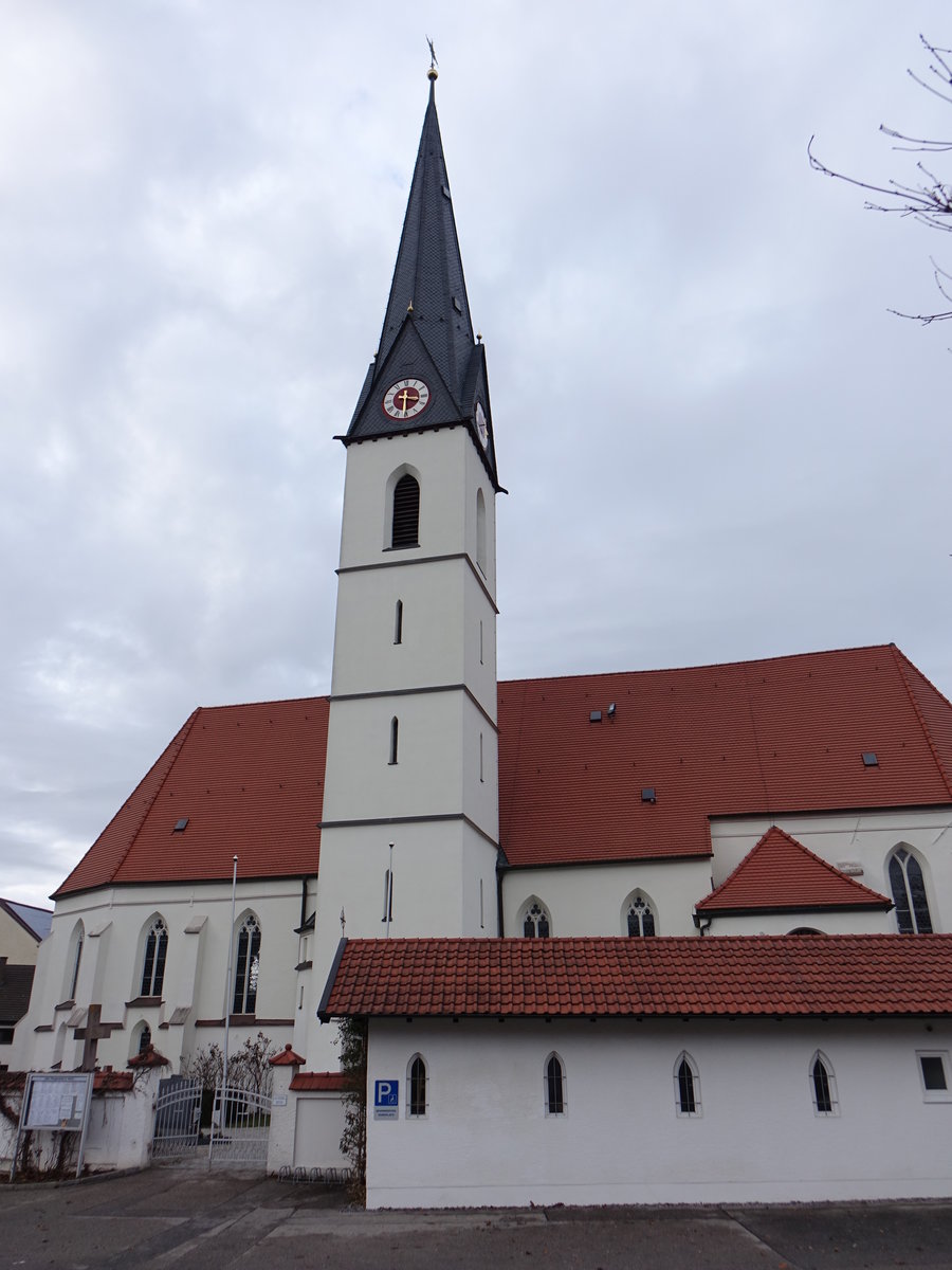Reischach, sptgotische kath. Pfarrkirche St. Martin, erbaut im 14. Jahrhundert, Kirchturm von 1899 (25.12.2016)
