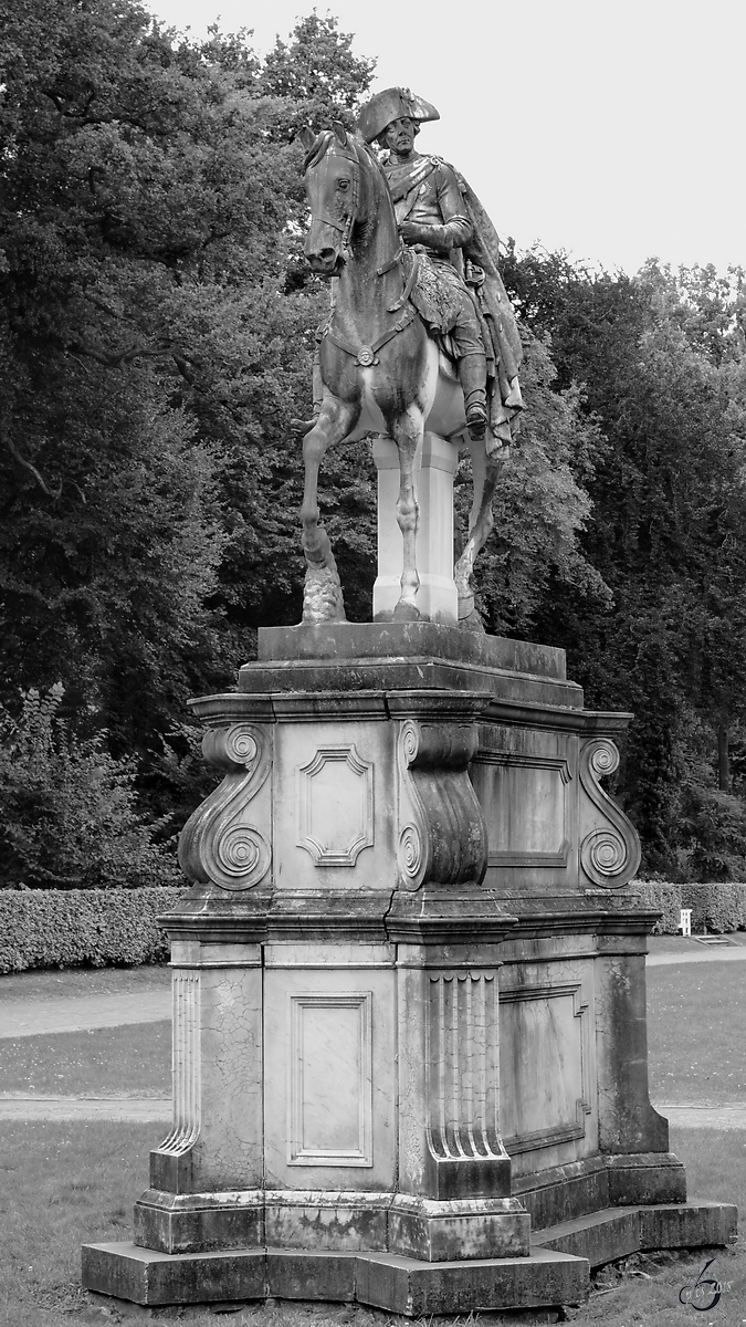 Reiterstandbild von Friedrich II. oder  Alter Fritz  genannt vor dem Orangerieschloss im Park Sanssouci. (Potsdam, September 2012)
