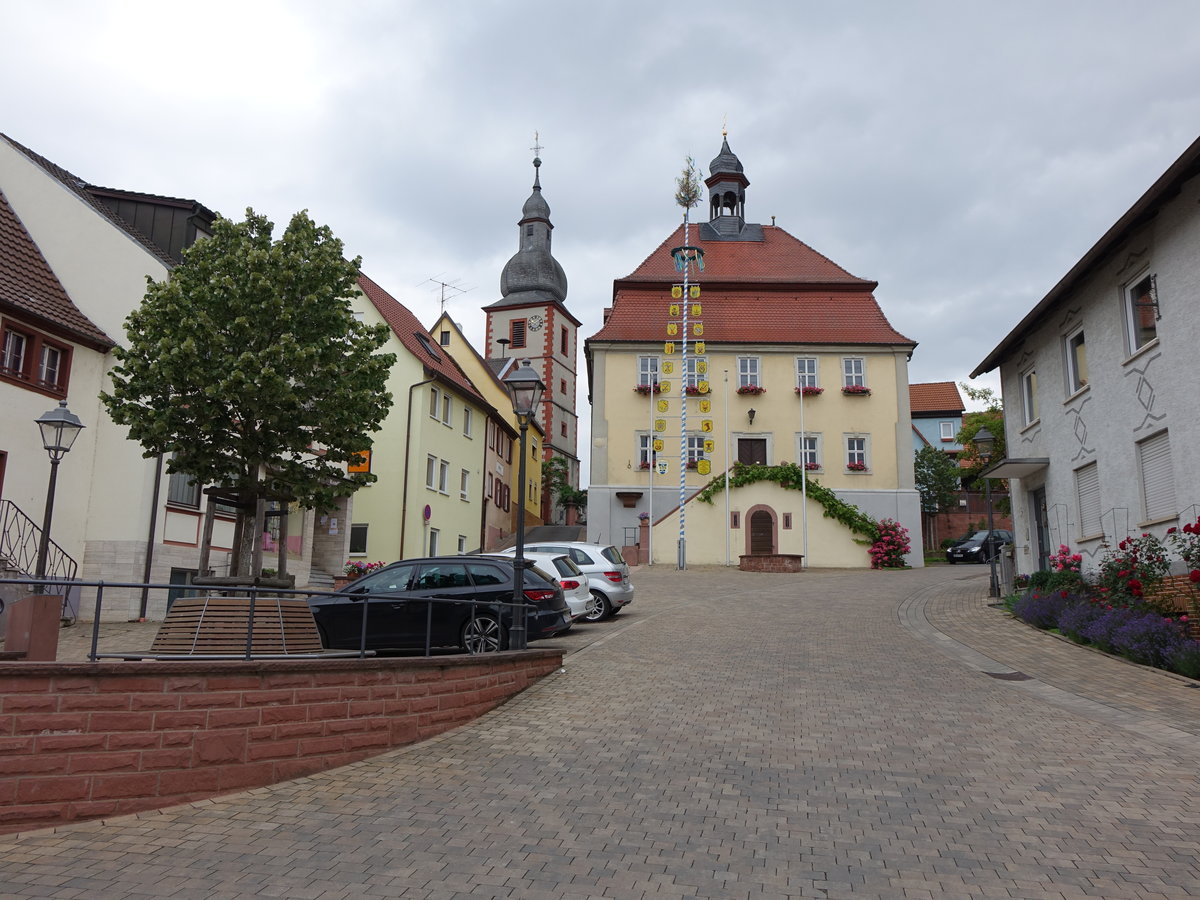Remlingen, Rathaus und St. Andreas Kirche am Marktplatz (15.06.2016)