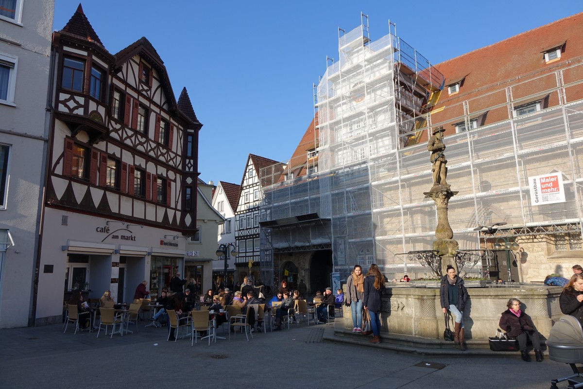 Reutlingen, Marktplatz, Marktbrunnen mit Statue von Kaiser Maximilian II. (19.02.2015)