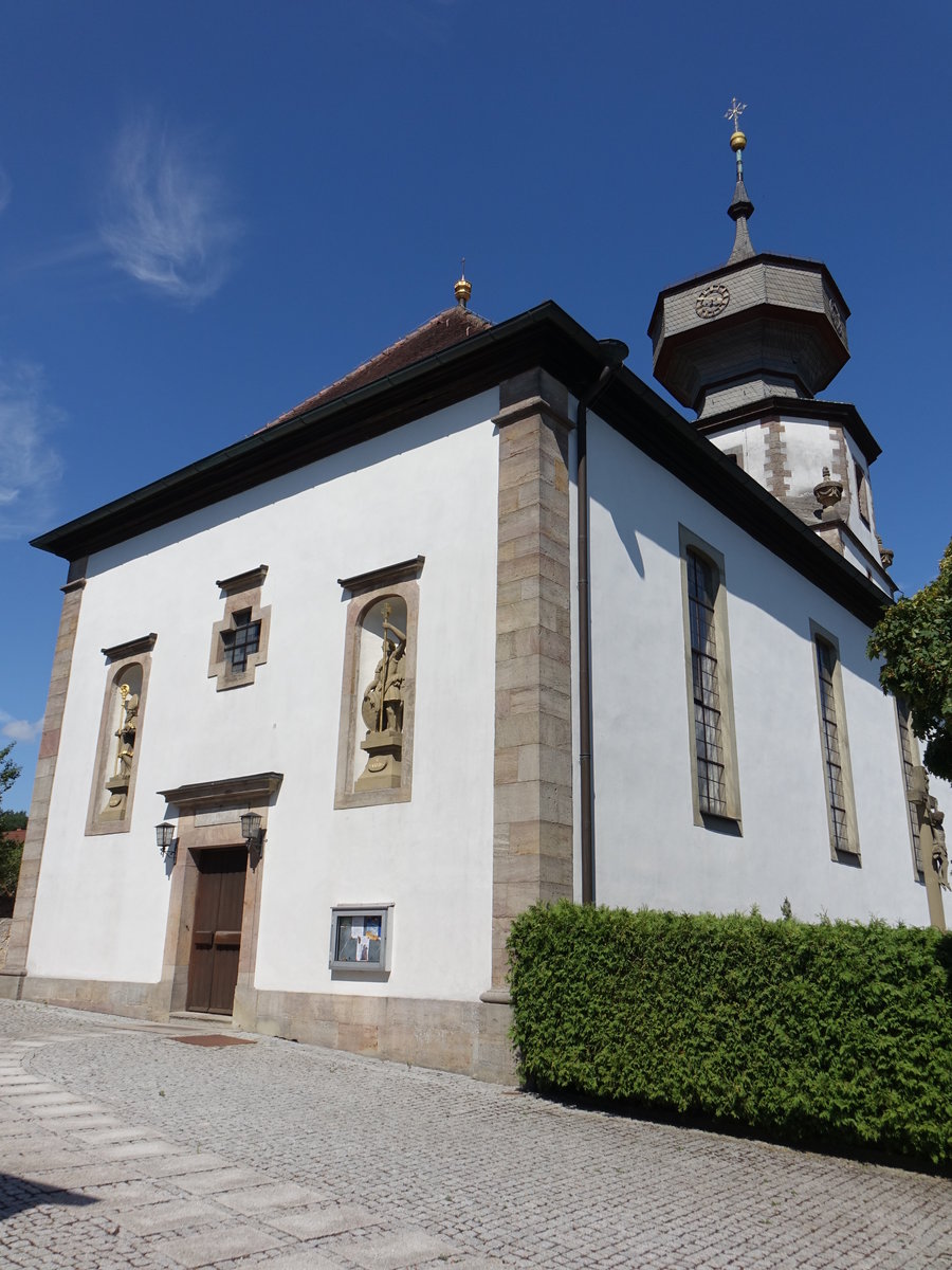 Reyersbach, kath. Pfarrkirche St. Mauritius, Chorturmkirche, Langhaus mit Ortquaderung und hochrechteckigen Fenstern, erbaut ab 1791 (08.07.2018)