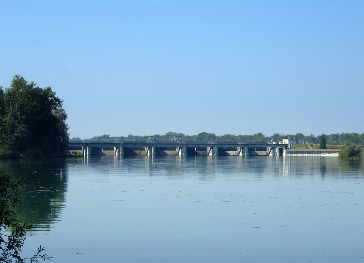 Rheinau (Rhinau), das Stauwehr dient der Ableitung des Rheins vom Rheinseitenkanal, Sept.2016