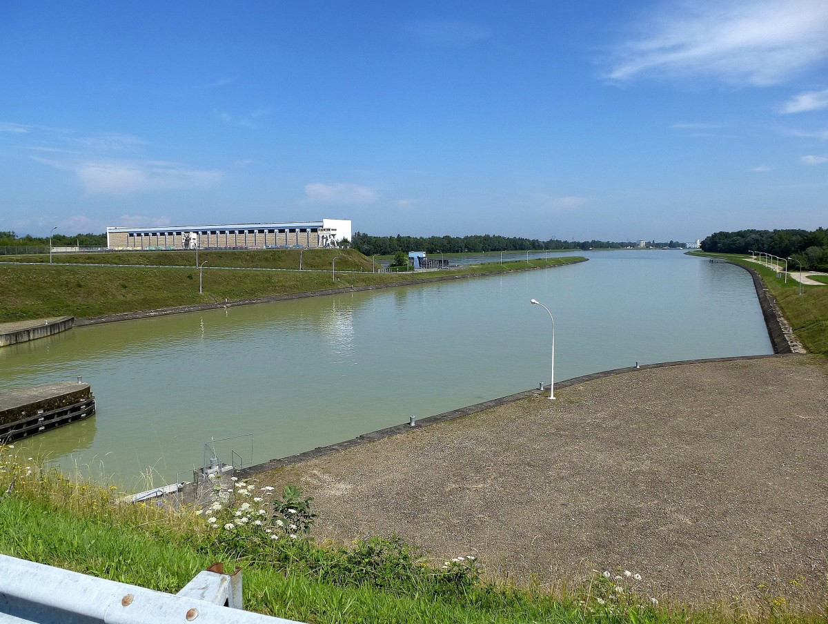 Rheinau(Rhinau)/Elsa, Blick von der Rheinschleuse auf das Wasserkraftwerk, Aug.2014