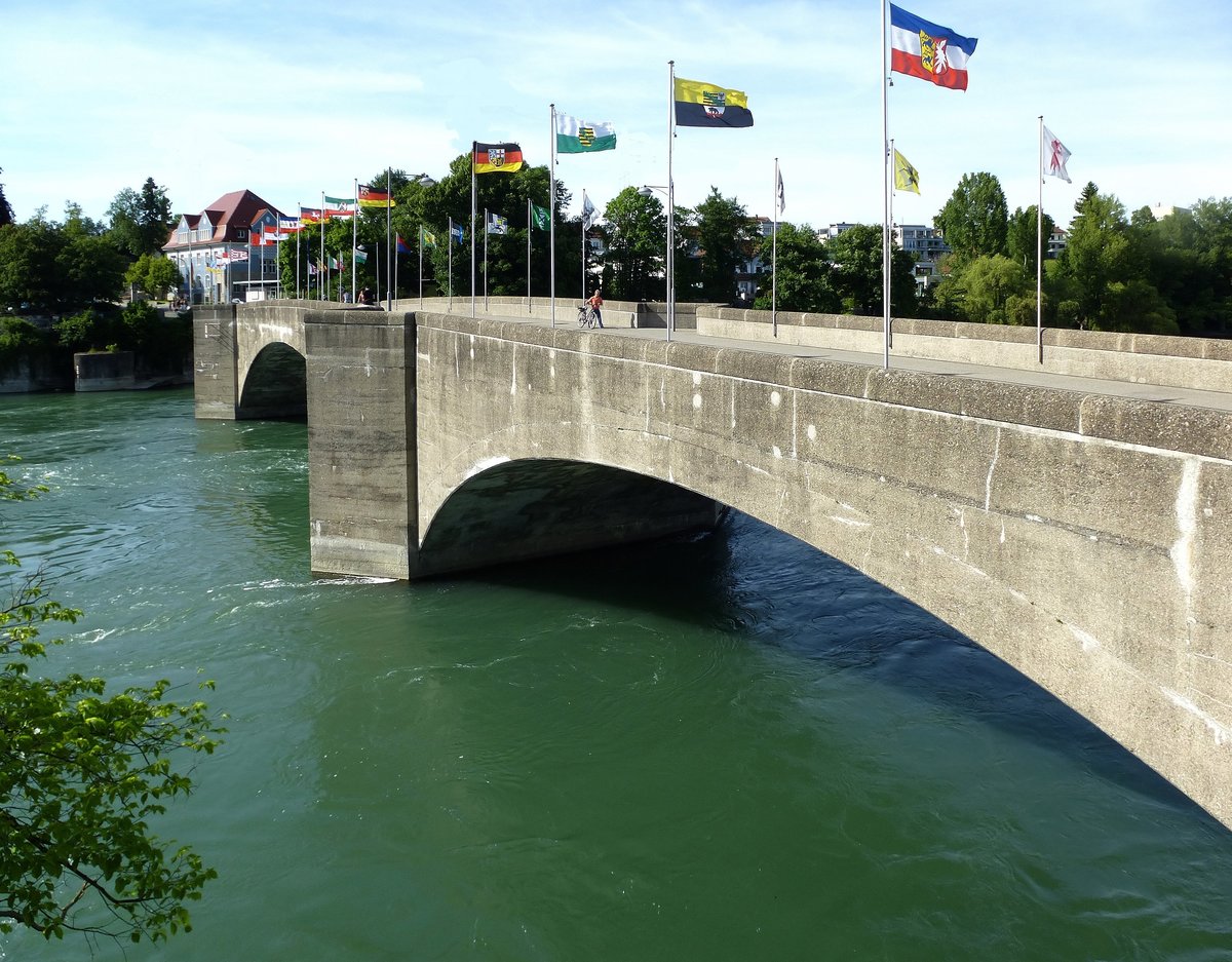 Rheinfelden AG, die Brcke ber den Rhein verbindet den deutschen Stadtteil  mit dem schweizer Stadtteil, Mai 2017