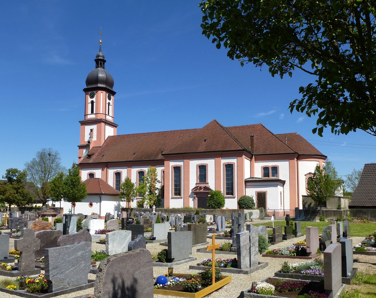 Rheinhausen, Blick ber den Friedhof zur Kirche St.Ulrich, erbaut 1749, Mai 2016