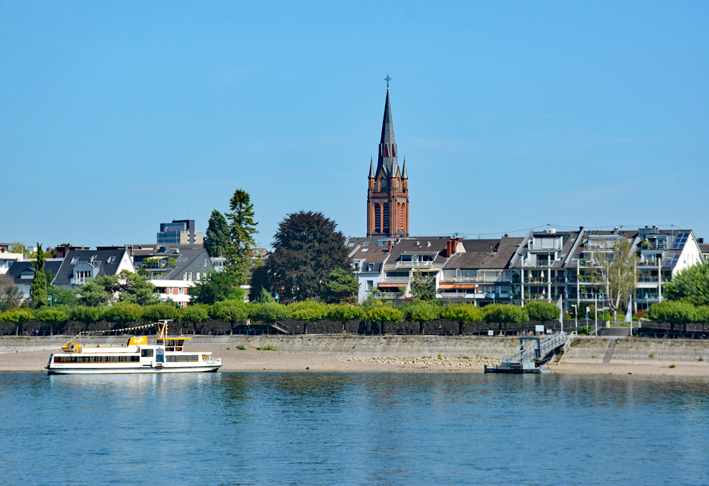Rheinufer Bonn-Beuel mit der St. Josef-Kirche und der Personenfhre - 07.09.2016