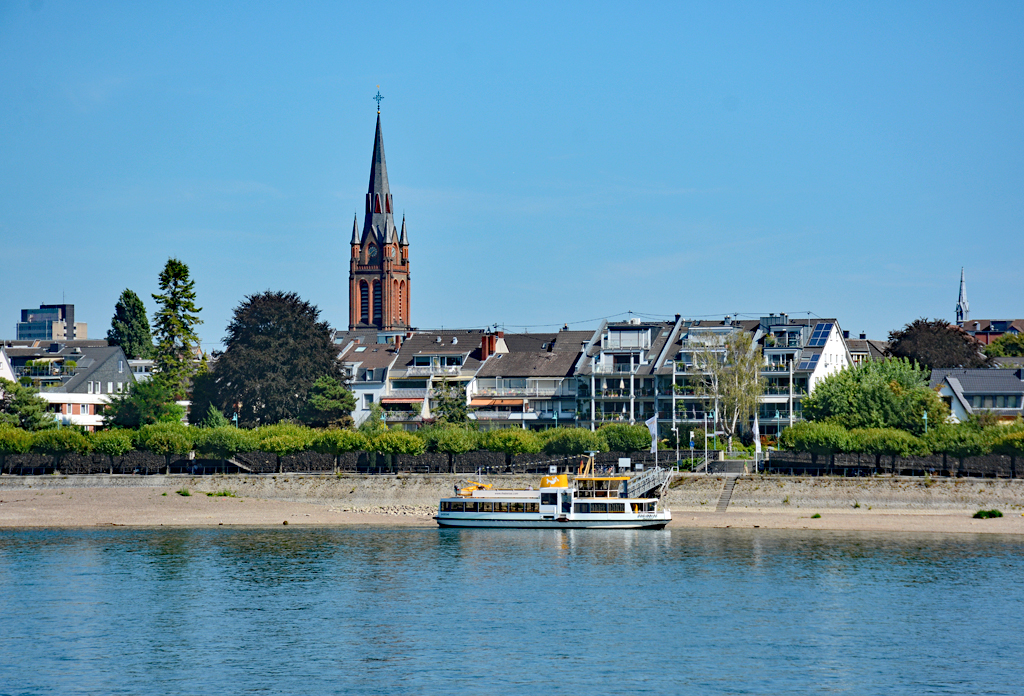 Rheinufer Bonn-Beuel mit St. Josef-Kirche und der Personenfhre am Anleger in Beuel - 07.09.2016