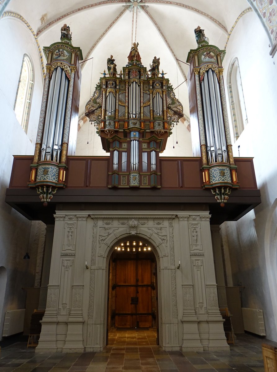 Ribe, Orgelempore in der Domkirche, erbaut 1973 von den Orgelbauern Th. Frobenius & Snner in einem Orgelgehuse aus dem 17. Jahrhundert (09.06.2018)