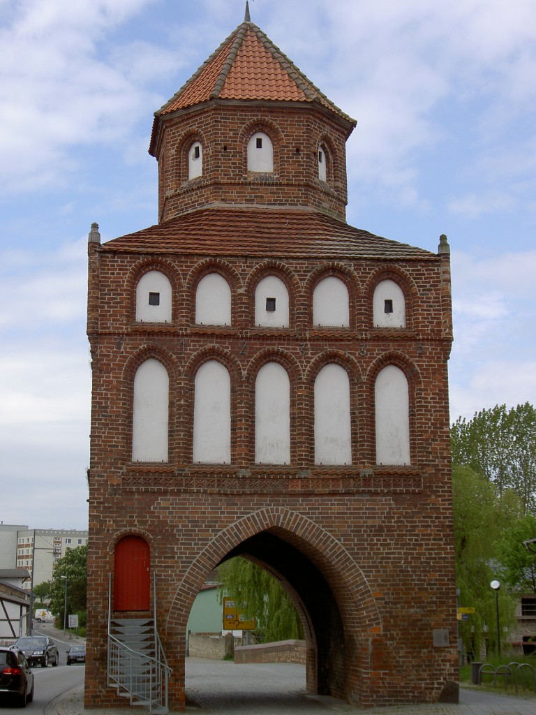Ribnitz, Rostocker Tor aus dem 15. Jahrhundert (19.05.2012)