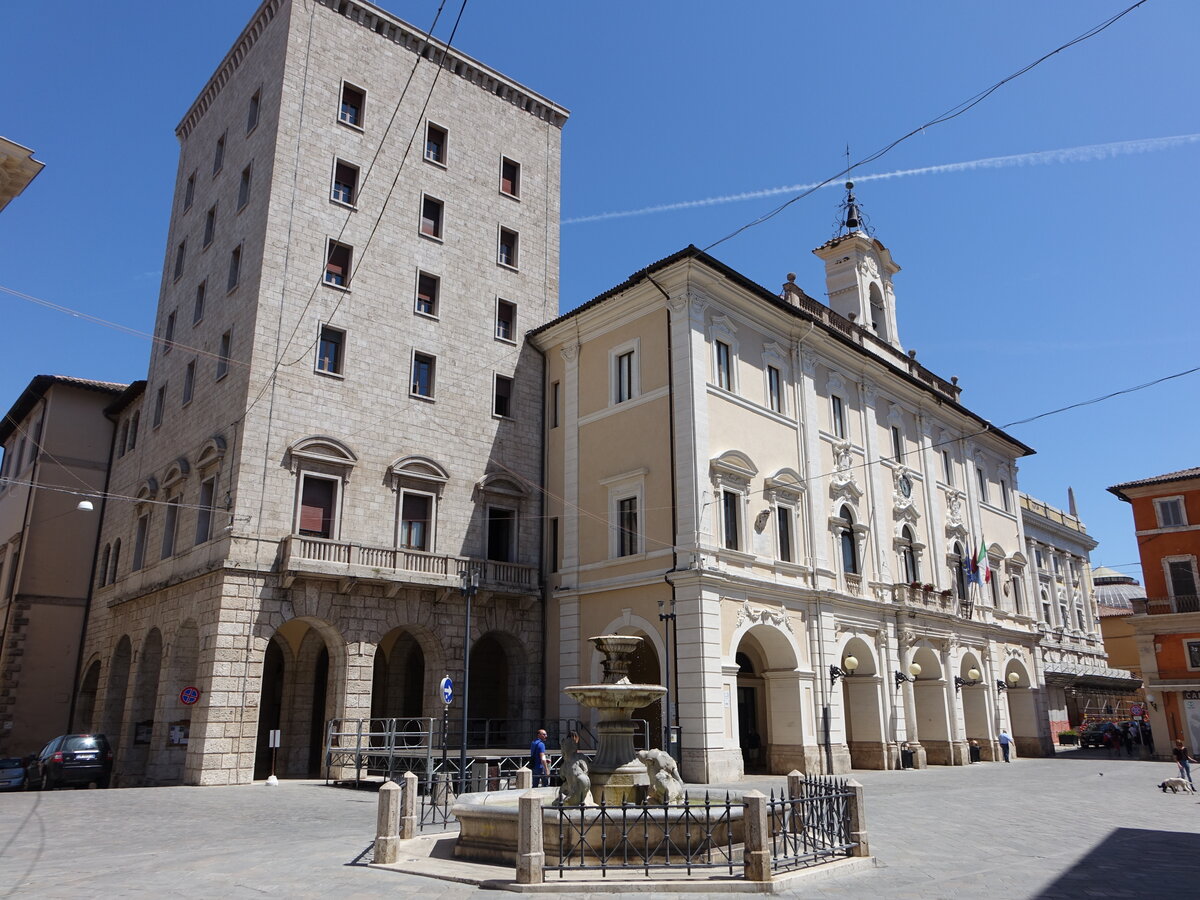 Rieti, Rathaus und Torre Civica an der Piazza Vittorio Emanuele II. (25.05.2022)
