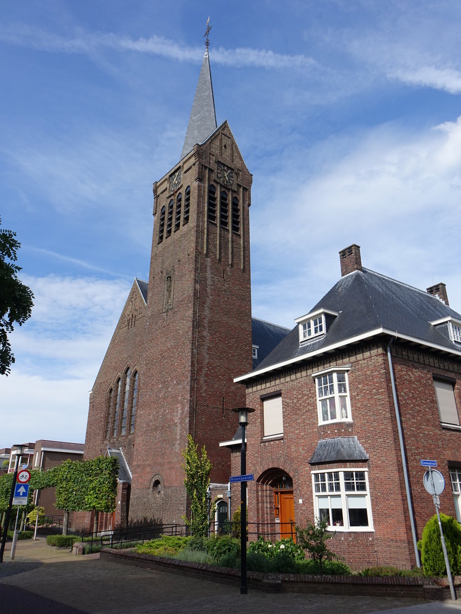 Rijssen-Holten, kath. St. Dionysius Kirche in der Rozengaarde Strae (22.07.2017)