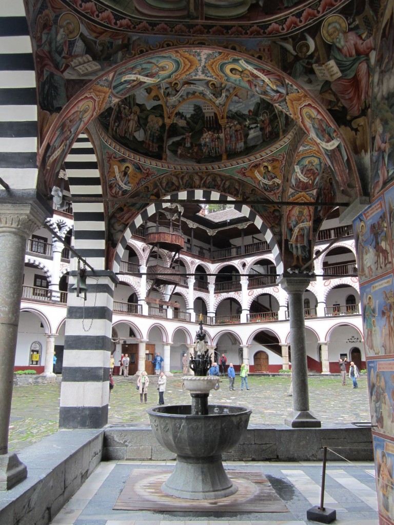 Rila Kloster, Brunnen und Fresken am ueren Umgang der Klosterkirche (01.05.2014)
