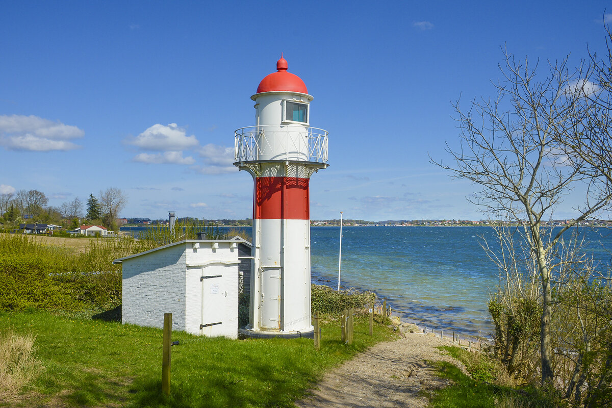 Rinkens Fyr oder Leuchtturm Rinkenis ist ein kleiner Leuchtturm bei Rinkens auf der dnischen Seite der Flensburger Frde. Aufnahme: 22. April 2024.
