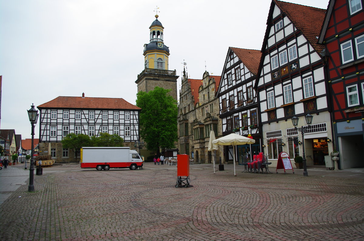 Rinteln, Gebude und Ev. Nicolai-Kirche am Marktplatz (10.05.2010)
