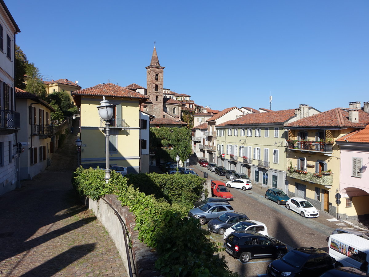 Rivoli, Piazza Bollani mit der St. Croce Kirche (04.10.2018)
