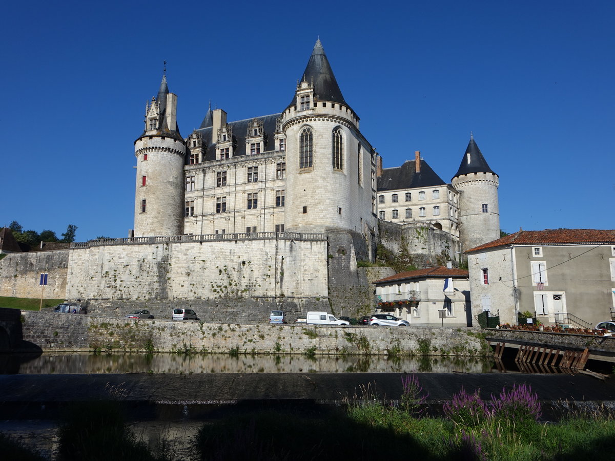 Rochefoucauld, Schloss, erbaut im 12. Jahrhundert, Umbau in der Renaissance im 16. Jahrhundert durch Francois de la Rochefoucauld (15.07.2017)