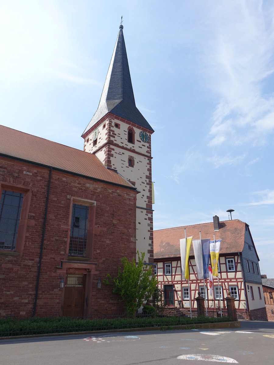 Rllbach, katholische Pfarrkirche St. Peter und Paul und Rathaus, Kirche erbaut von 1832 bis 1836 (13.05.2018)