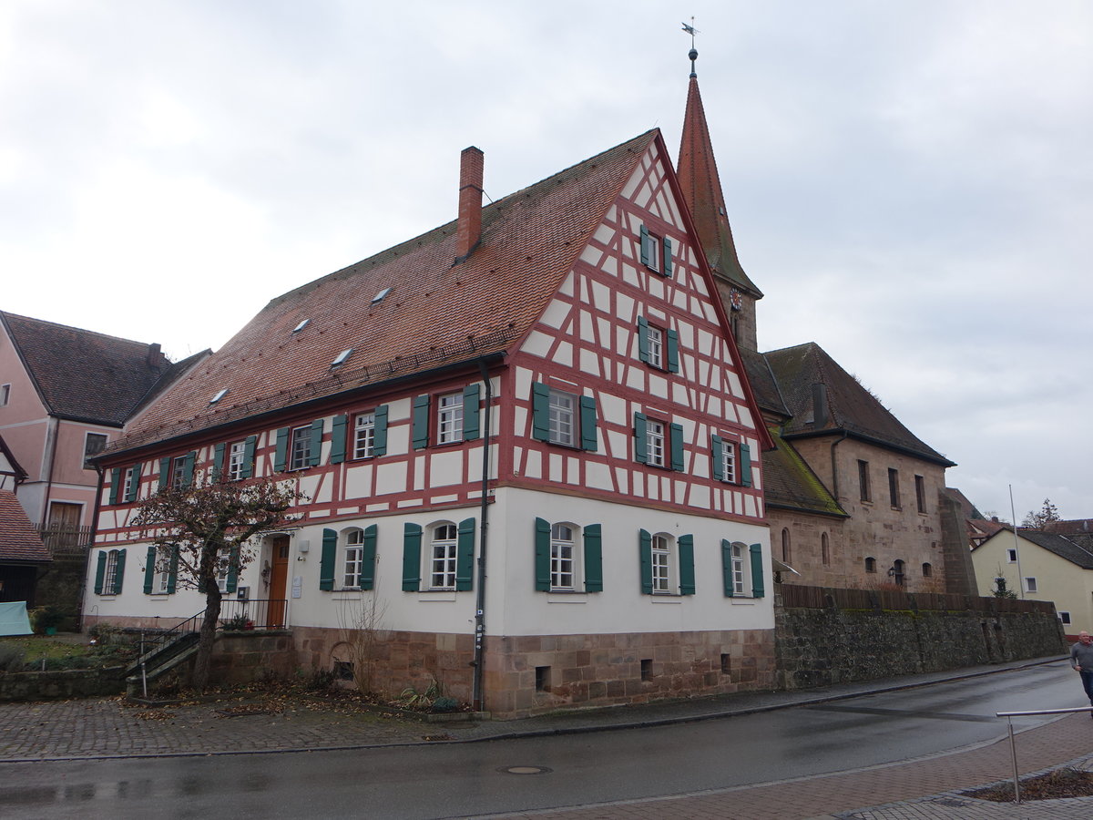 Rohr, Pfarrhaus und St. Emmeran Kirche, Pfarrhof erbaut im 17. Jahrhundert, Kirche sptgotische Anlage von 1493 (11.12.2016)