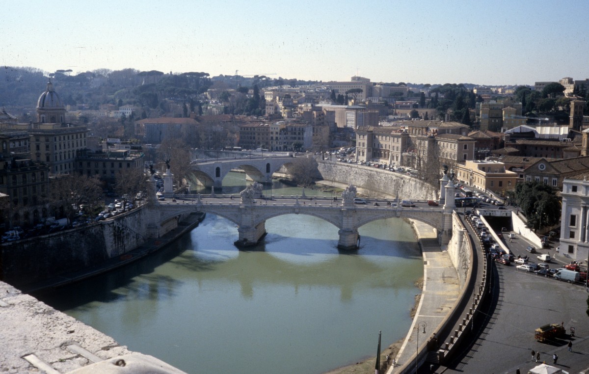 Roma / Rom im Februar 2005: Von der Engelsburg gibt es eine schne Aussicht ber grosse Teile der Tiberstadt. Auf dem Bild sieht man den Tiberfluss und zwei Brcken, vorne Ponte Vittorio Emanuele II (Baujahre: 1886-1911) und hinten Ponte Principe Amadeo Savoia Aosta (erffnet 1942).