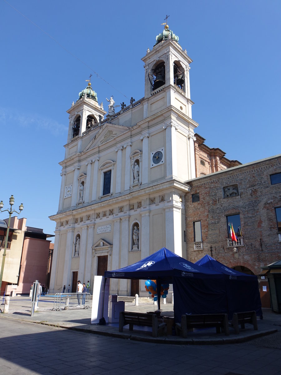 Romano di Lombardia, Pfarrkirche St. Maria Assunta an der Piazza Roma, erbaut im 18. Jahrhundert (29.09.2018)