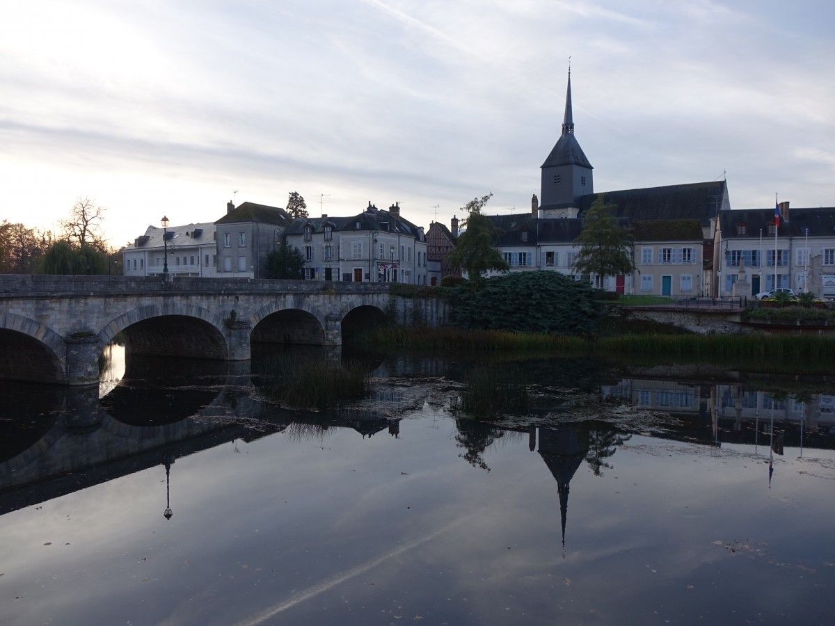 Romorantin-Lanthenay, Grand Pont und Notre Dame Kirche (30.10.2015)