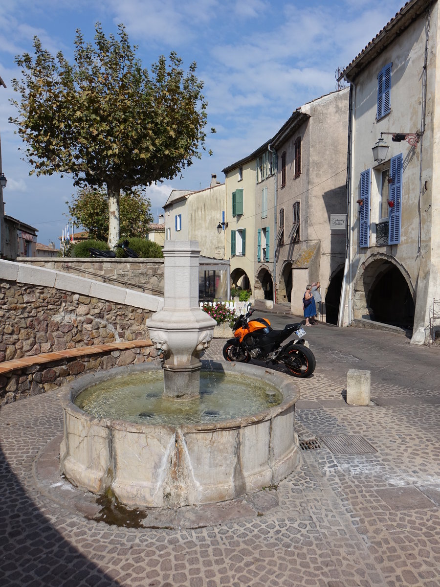Roquebrune-sur-Argens, Fontaine Vieille in der Rue des Portiques (27.09.2017) 
