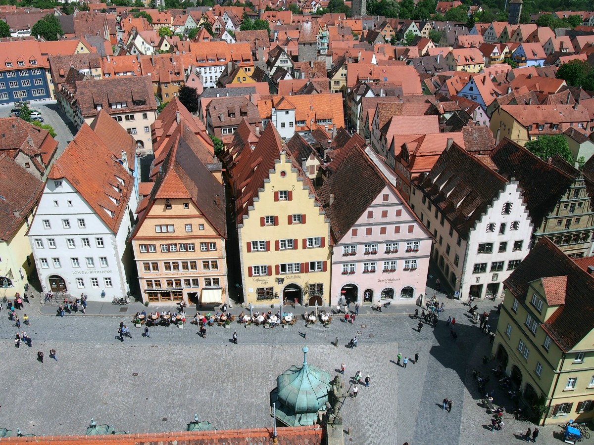 Rothenburg ob der Tauber, Blick vom Rathausturm auf den Marktplatz (17. Mai 2015)