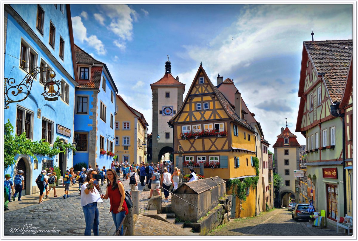 Rothenburg ob der Tauber im Juli 2017, diese rtlichkeit gehrt wohl zu den am meisten fotografieren Motiven der Stadt, im Bild sind gleich zwei Stadttore zu sehen.